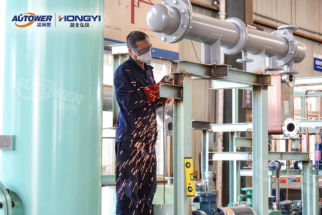     LNG氣化調壓撬的調試和注意事項,關于LNG氣化調壓撬站的安全管理工作。  LNG氣化調壓撬的調試和注意事項  ①制定合理的操作規(guī)章制度      應制定合理的LNG裝卸車操作規(guī)程、LNG儲罐倒罐操作規(guī)程、LNG氣化器操作規(guī)程、BOG復熱器操作規(guī)程、儲罐自增壓操作規(guī)程、EAG復熱器操作規(guī)程、卸車增壓器操作規(guī)程、橇裝式調壓器操作規(guī)程、BOG計量橇操作規(guī)程、LNG離心泵操作規(guī)程、天然氣加臭機操作規(guī)程、中心調度控制程序切換操作規(guī)程、消防水泵操作規(guī)程、LNG氣化站管道設備維護保養(yǎng)技術和操作手冊等。  ②建立臺賬，管理設備技術資料      應建立維護記錄、巡查巡檢記錄、進出人員管理記錄、各類操作記錄、應急演練記錄、安全活動記錄，管理好設備有關技術資料和各類原始資料等。  ③制定天然氣管道、廠站事故應急預案      應依據(jù)有關法律、法規(guī)及相關規(guī)定，并結合企業(yè)制度及實際情況，制定天然氣管道、廠站事故應急預案。預案應包含事故不利因素的分析、事故危害、事故分級、事故處理響應等級、處理的程序及后期處理。應經常開展不同等級的事故演練和對搶修裝備進行檢查，大型的事故演練要聯(lián)合當?shù)毓蚕?、安全管理部門一同進行。  LNG氣化調壓撬的調試和注意事項  ④嚴格執(zhí)行上崗考試制度      各類操作人員獨立操作前必須經過公司有關部門組織的考試，成績合格后方可獨立上崗。  ⑤加強對消防、防雷、防靜電設備檢查和管理      加強對LNG氣化站防雷、防靜電設備的定期檢查和維護保養(yǎng)，著重對消防水池、消防泵、消防水炮、儲罐噴淋管及干粉滅火器進行檢查?？扇細怏w報警設備需定期維護，確保其完好