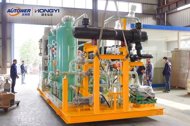     LNG氣化調壓撬的調試和注意事項,關于LNG氣化調壓撬站的安全管理工作。  LNG氣化調壓撬的調試和注意事項  ①制定合理的操作規(guī)章制度      應制定合理的LNG裝卸車操作規(guī)程、LNG儲罐倒罐操作規(guī)程、LNG氣化器操作規(guī)程、BOG復熱器操作規(guī)程、儲罐自增壓操作規(guī)程、EAG復熱器操作規(guī)程、卸車增壓器操作規(guī)程、橇裝式調壓器操作規(guī)程、BOG計量橇操作規(guī)程、LNG離心泵操作規(guī)程、天然氣加臭機操作規(guī)程、中心調度控制程序切換操作規(guī)程、消防水泵操作規(guī)程、LNG氣化站管道設備維護保養(yǎng)技術和操作手冊等。  ②建立臺賬，管理設備技術資料      應建立維護記錄、巡查巡檢記錄、進出人員管理記錄、各類操作記錄、應急演練記錄、安全活動記錄，管理好設備有關技術資料和各類原始資料等。  ③制定天然氣管道、廠站事故應急預案      應依據(jù)有關法律、法規(guī)及相關規(guī)定，并結合企業(yè)制度及實際情況，制定天然氣管道、廠站事故應急預案。預案應包含事故不利因素的分析、事故危害、事故分級、事故處理響應等級、處理的程序及后期處理。應經常開展不同等級的事故演練和對搶修裝備進行檢查，大型的事故演練要聯(lián)合當?shù)毓蚕?、安全管理部門一同進行。  LNG氣化調壓撬的調試和注意事項  ④嚴格執(zhí)行上崗考試制度      各類操作人員獨立操作前必須經過公司有關部門組織的考試，成績合格后方可獨立上崗。  ⑤加強對消防、防雷、防靜電設備檢查和管理      加強對LNG氣化站防雷、防靜電設備的定期檢查和維護保養(yǎng)，著重對消防水池、消防泵、消防水炮、儲罐噴淋管及干粉滅火器進行檢查?？扇細怏w報警設備需定期維護，確保其完好